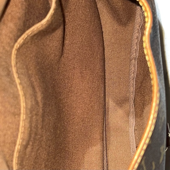 Authentic Vintage Louis Vuitton Saumur 30 Crossbody - Picture 14 of 16